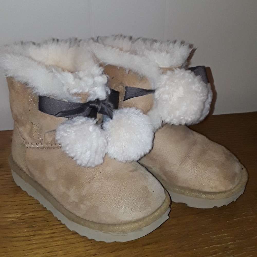 UGG 1017403T Gita Toddler Boots Pom-Pom Bow